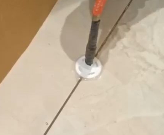 湄潭瓷砖空鼓维修公司专业解答瓷砖在铺贴过程中，如果没有涂抹均匀到位的粘结材料（如水泥砂浆或瓷砖胶），可能会导致以下问题