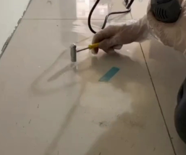 湄潭瓷砖开裂维修公司专业分享瓷砖在铺贴前如果没有沥干水分，将会导致以下问题